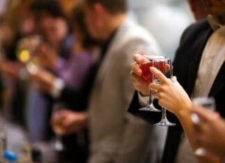 Forkæl kvinderne og mødrene i firmaet med en julefrokost i mors-dag gave