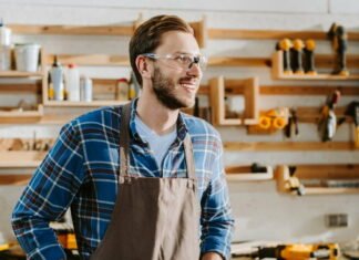 Hvis du investerer i en tagrenovering, så overvej også en ny halvsvingstrappe ved samme lejlighed