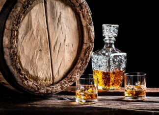 Indret din hjemmebar med whiskytønde og alverdens forskellige flasker med whisky