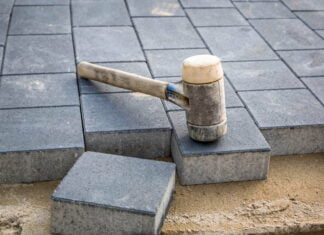 Vil du gerne slippe for at lægge fliser selv, så find en dygtig brolægger i dit lokalområde