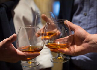 Inviter til en whiskysmagning i hjemmet og bestil mad ud af huset til lejligheden