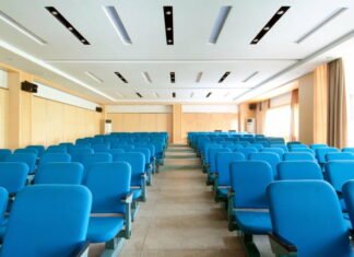 Sørg for at dine mødelokaler fremstår indbydende med møbler og f.eks. en bladholder