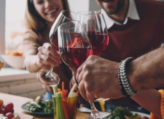 Inviter vennerne på mad ud af huset og god vin og få en hyggelig aften uden at skulle stå i køkkenet