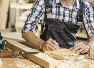 Find en snedker til at lave et flot specialmøbel til hjørnet i din stue