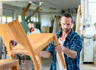 Find en snedker der kan reparere dine gamle møbler