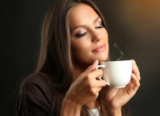Inviter på kaffebord i hjemmet med lækker kage og god kaffe