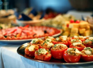 Bestil mad ud ad huset til årets firmajulefrokost og giv en kaffejulekalender i medarbejdergave