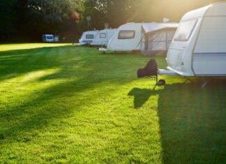 Sådan finder du de bedste campingpladser til din miniferie i Danmark