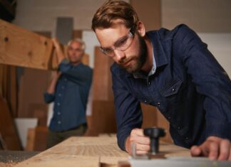Sådan finder du en tømrer der kan bygge en trætrappe til dit hjem