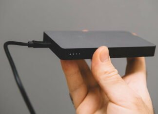 Husk en powerbank til jeres familietur i bilen