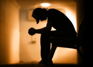 Er du pårørende til en misbruger, så søg pårørendehjælp eller besøg en psykolog