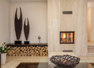 Plakater og brændestativer: En overraskende duo i moderne indretning