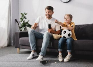 Se spændende fodbold på TV næsten hver dag og hep hjemmefra i din fodboldtrøje