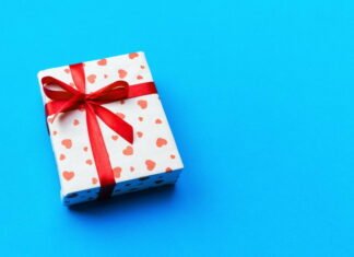 Inviter din mor med til fodbold og giv hende billetterne i gave