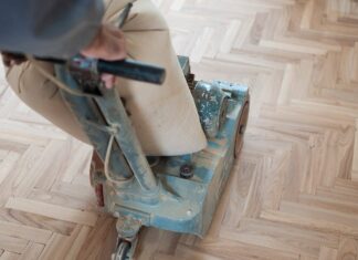 Skån dit normale arbejdstøj fra slibestøv med en støvdragt