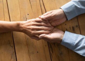 Hjælp din far med pårørendehjælp, hvis han er pårørende til en misbruger