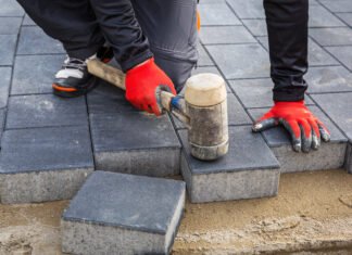 Bestil en fagmand til lægning af fliser i din indkørsel