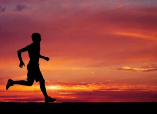 Løbetræner du for at blive en bedre fodboldspiller? Husk en løbevest på offentlig vej