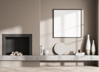 Plakater og brændekurve: En uventet duo i moderne indretning