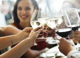 Lav en lækker vinmenu og bestil mad ud af huset til dine gæster