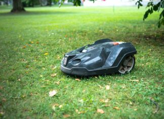 Sådan finder du en robotplæneklipper til en stor skrånende græsplæne