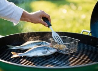 Sådan griller du fisk uden at den hænger fast