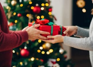 Send en personlig julehilsen til en du holder af med en buket eller en gave