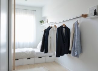 Smart opbevaring til små soveværelser med bøjlestang til vægmontering