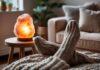 Skab hygge i hjemmet med en saltstenslampe og varme fødder