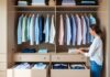 Sådan organiserer du dit klædeskab med skjorteholdere og skuffereoler