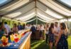 Udendørs fest med drinksbar i et mastetelt