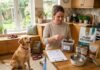 Sådan vælger du hundefoder du kan give med din hund når den skal passes ude