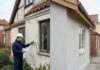 Hvornår bør en slidt facade renoveres frem for repareres?