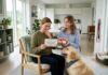 Når hunden er en del af familien kan praktisk hjælp være en personlig gave til mor