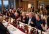 Rubinbrylluppet samler fire årtiers venner omkring langbordet